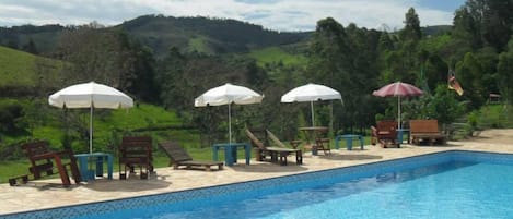 Piscine extérieure, chaises longues