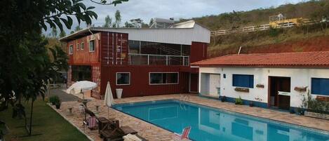 Una piscina al aire libre (de 08:00 a 22:00), tumbonas