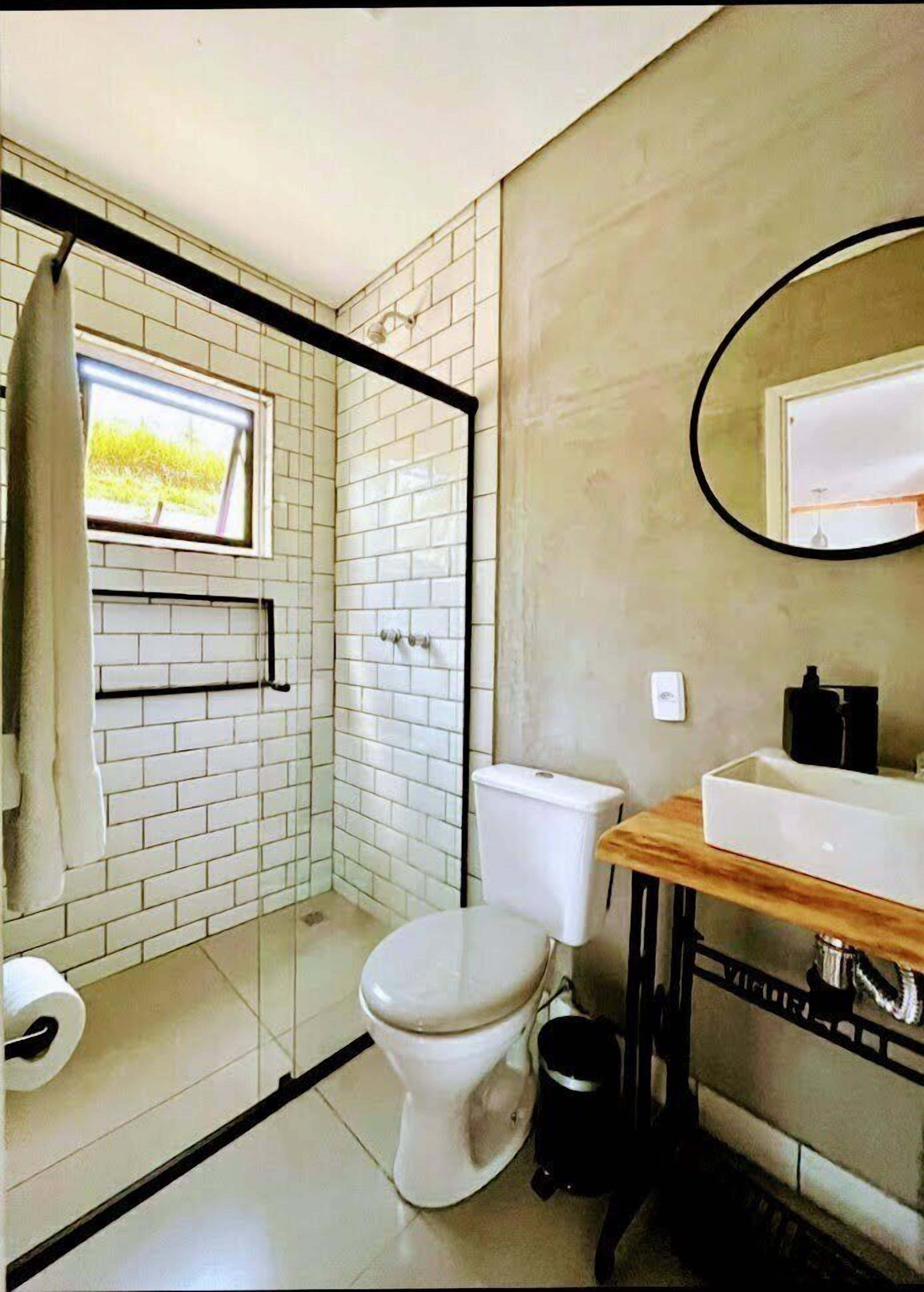 Estudio superior | Baño | Toallas, jabón, champú y papel higiénico