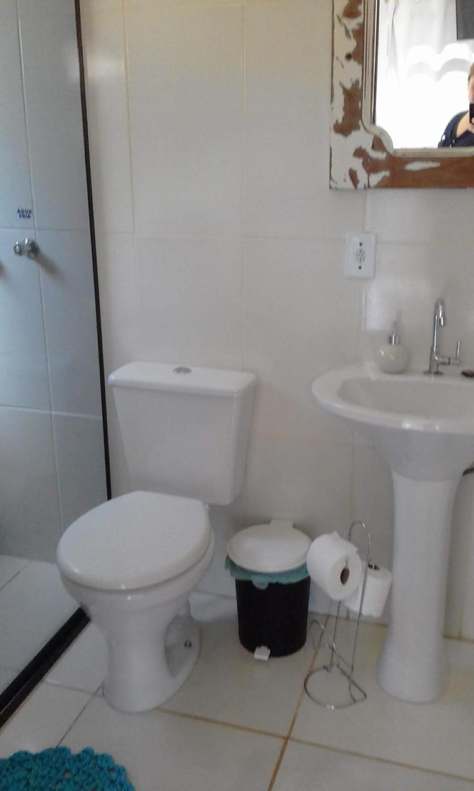 Un baño con inodoro, bidé y lavamanos.