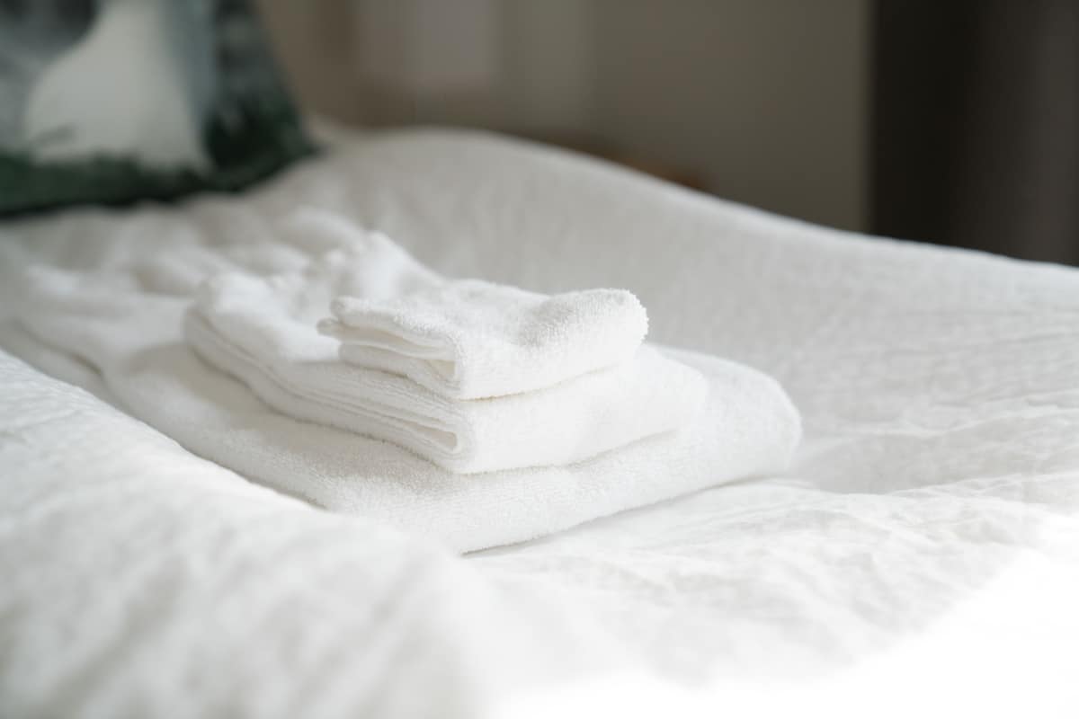 Cortinas blackout, wifi gratis y ropa de cama