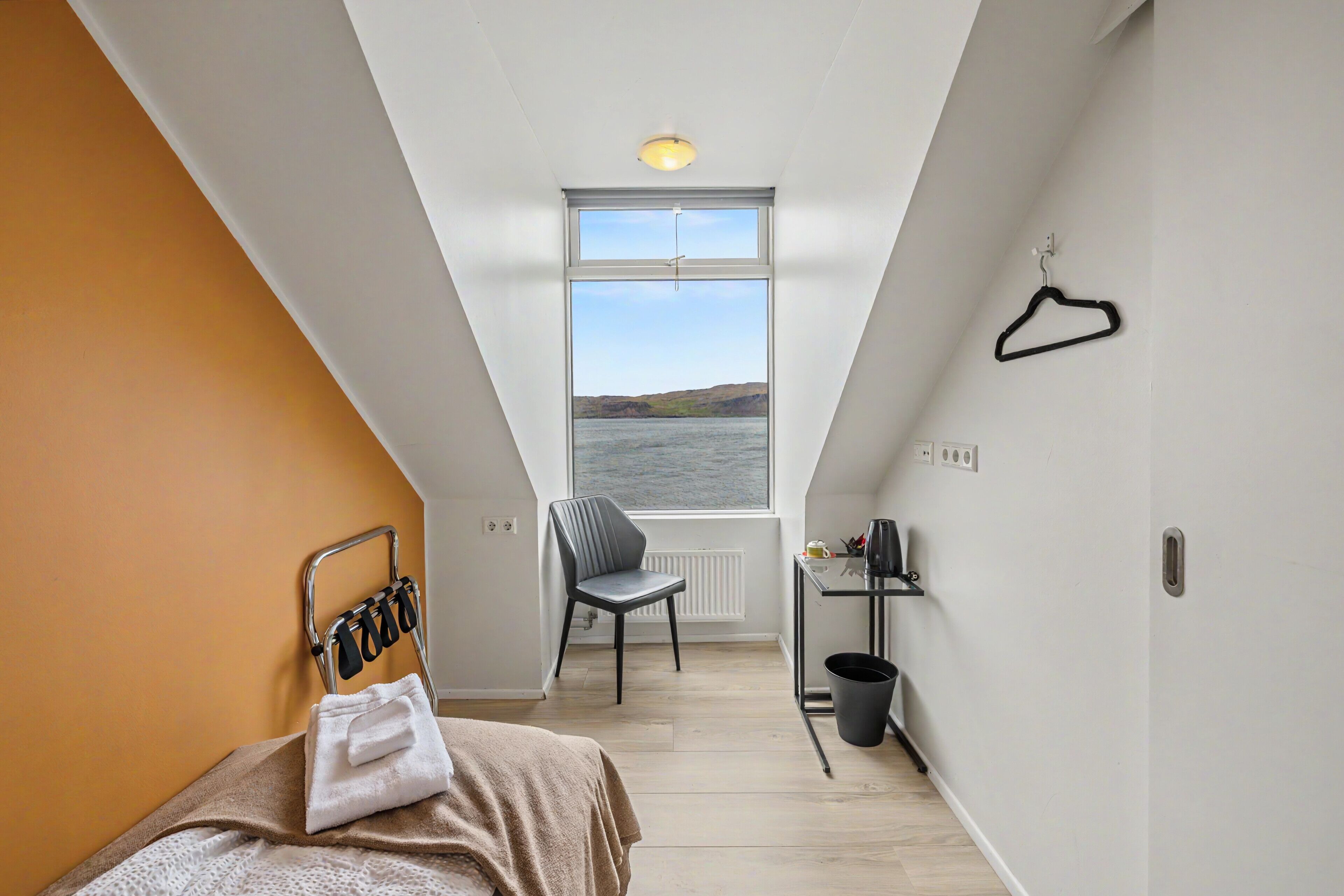 Single Room, Private Bathroom | Blackout drapes, WiFi (free), bed sheets