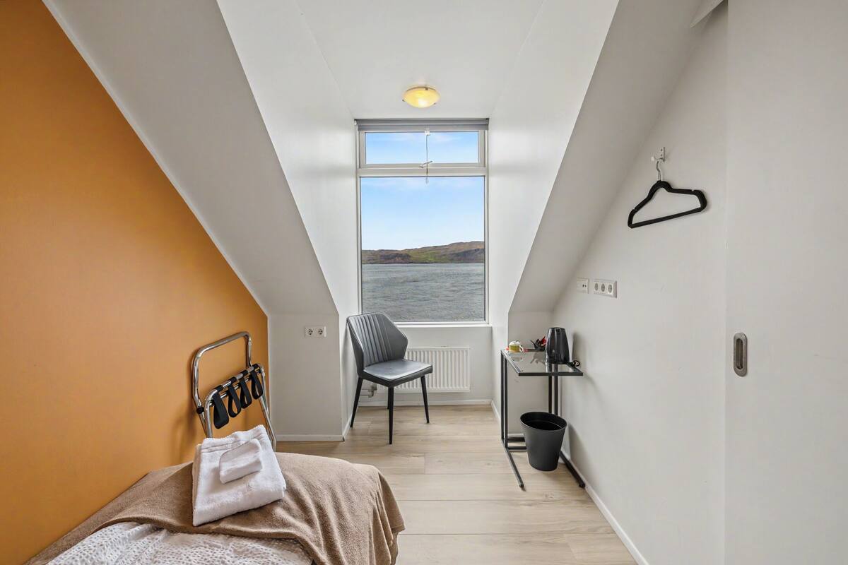 Single Room, Private Bathroom | Blackout drapes, WiFi (free), bed sheets