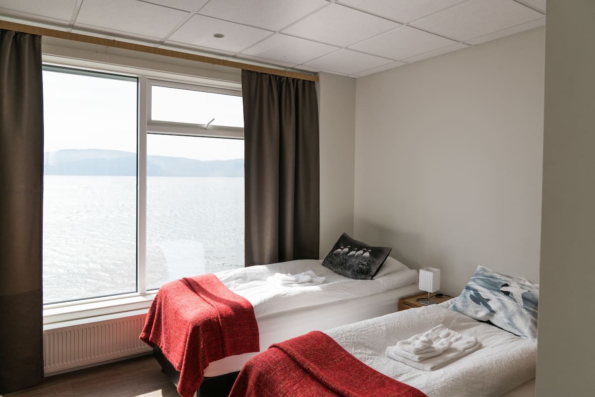 Habitación superior con 1 cama matrimonial o 2 individuales, baño privado, vista al mar | Cortinas blackout, wifi gratis y ropa de cama