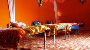 Una habitación con dos camas, una mesa y una silla.