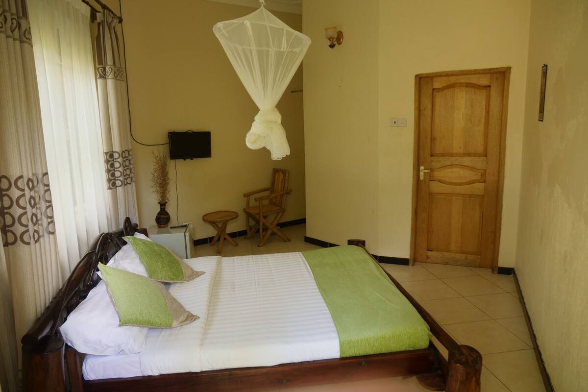 Iron/ironing board, free WiFi, bed sheets, wheelchair access