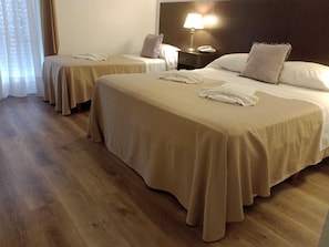 Standard Triple Room | In-room safe, blackout curtains, soundproofing, free WiFi - Hotel Plaza Roma (Buenos Aires)