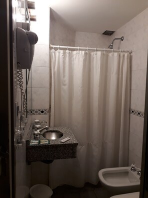 Shower, free toiletries, hair dryer, bidet - Hotel Plaza Roma (Buenos Aires)