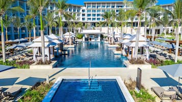 3 utendørsbassenger, bassengtelt (mot betaling) og bassengparasoller