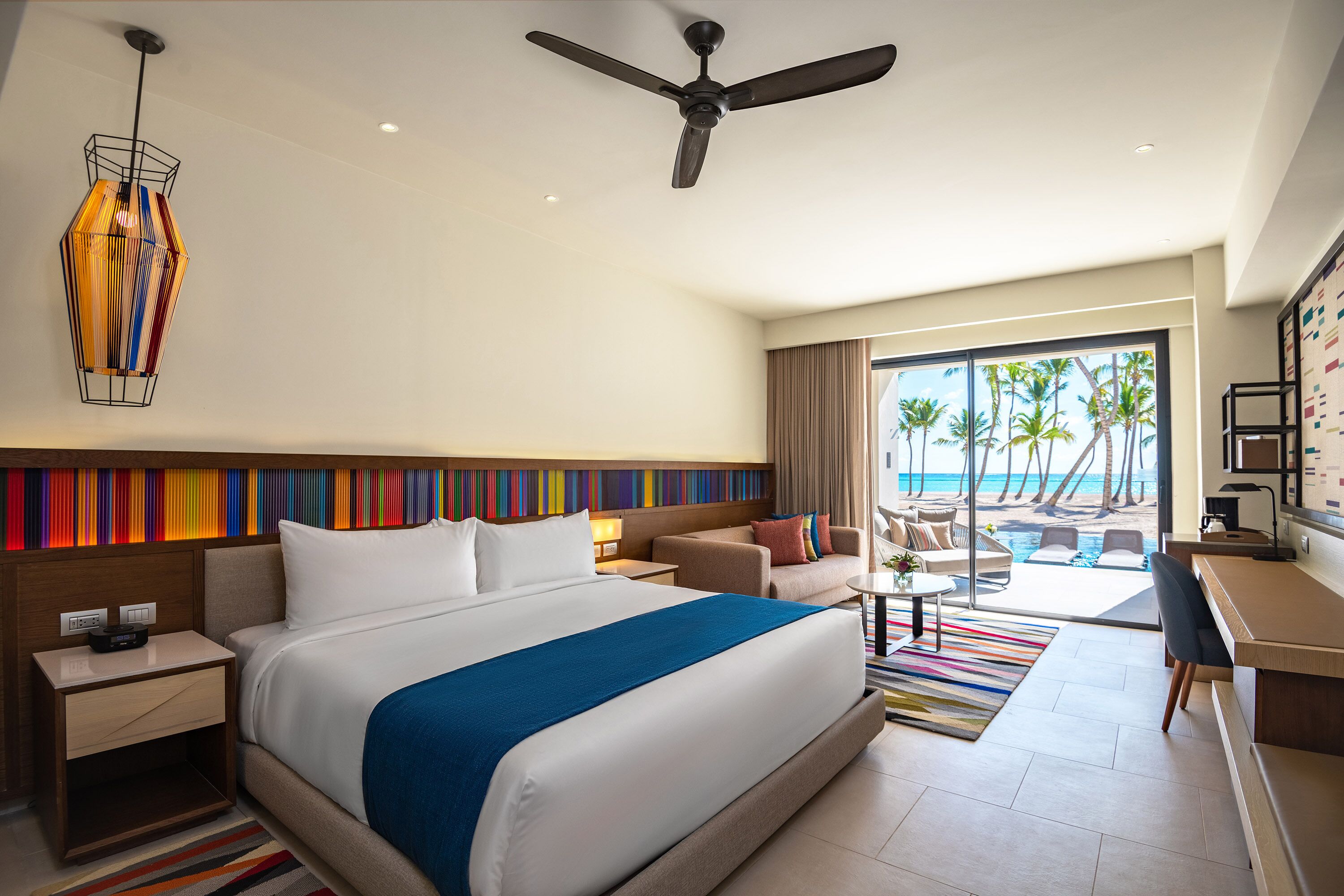 Club Ocean Front Junior Suite Swim Up King | 1 bedroom, Egyptian cotton sheets, premium bedding, down comforters