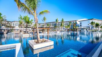 3 utendørsbassenger, bassengtelt (mot betaling) og bassengparasoller