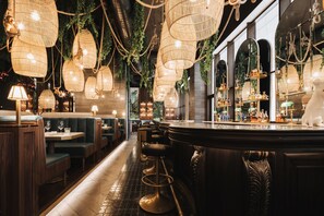 7 间餐厅，供应早餐、午餐和晚餐，国际美食