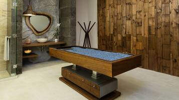 Behandelingskamers voor koppels, een sauna, een bubbelbad, een stoombad