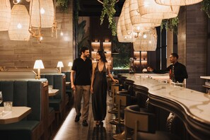 7 间餐厅，供应早餐、午餐和晚餐，国际美食