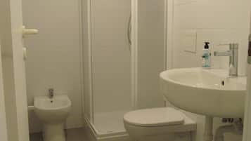 Regadera, amenidades de baño gratuitas, secadora de cabello, bidet