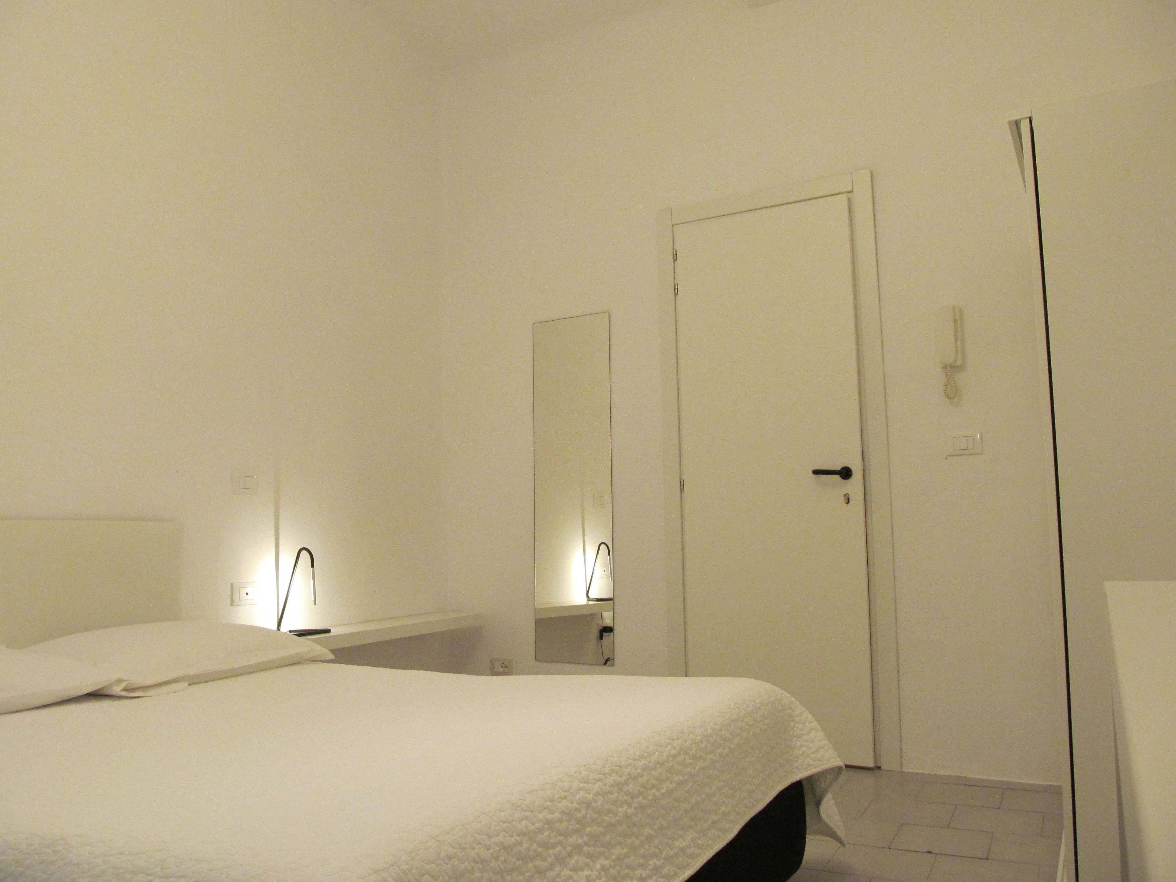 Chambre, 1 grand lit, salle de bains commune