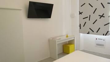 Chambre, 1 grand lit, salle de bains commune