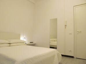 Room, 1 Large Single Bed, Shared Bathroom - Affittacamere Old Town (Genoa)