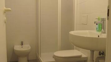 Shower, free toiletries, hair dryer, bidet