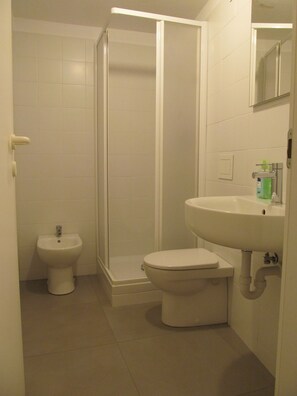 Dusj, toalettartikler (inkludert), hårføner og bidé