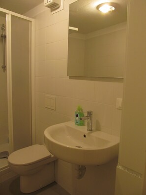 Shower, free toiletries, hair dryer, bidet - Affittacamere Old Town (Genoa)