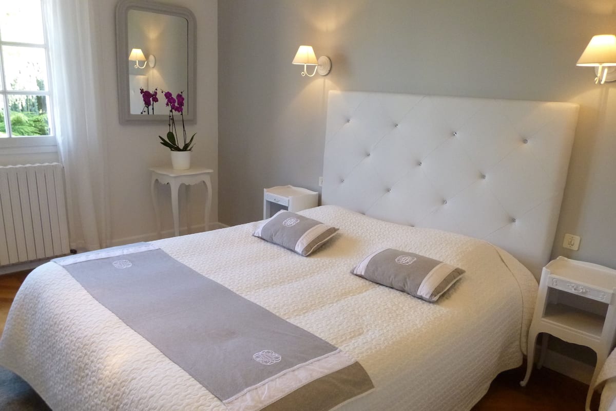 ห้องซูพีเรียดับเบิล, ห้องน้ำในตัว, วิวสวน | Wi-Fi ฟรี, ห้องพักตกแต  ่งอย่างมีเอกลักษณ์, ผ้าปูที่นอน
