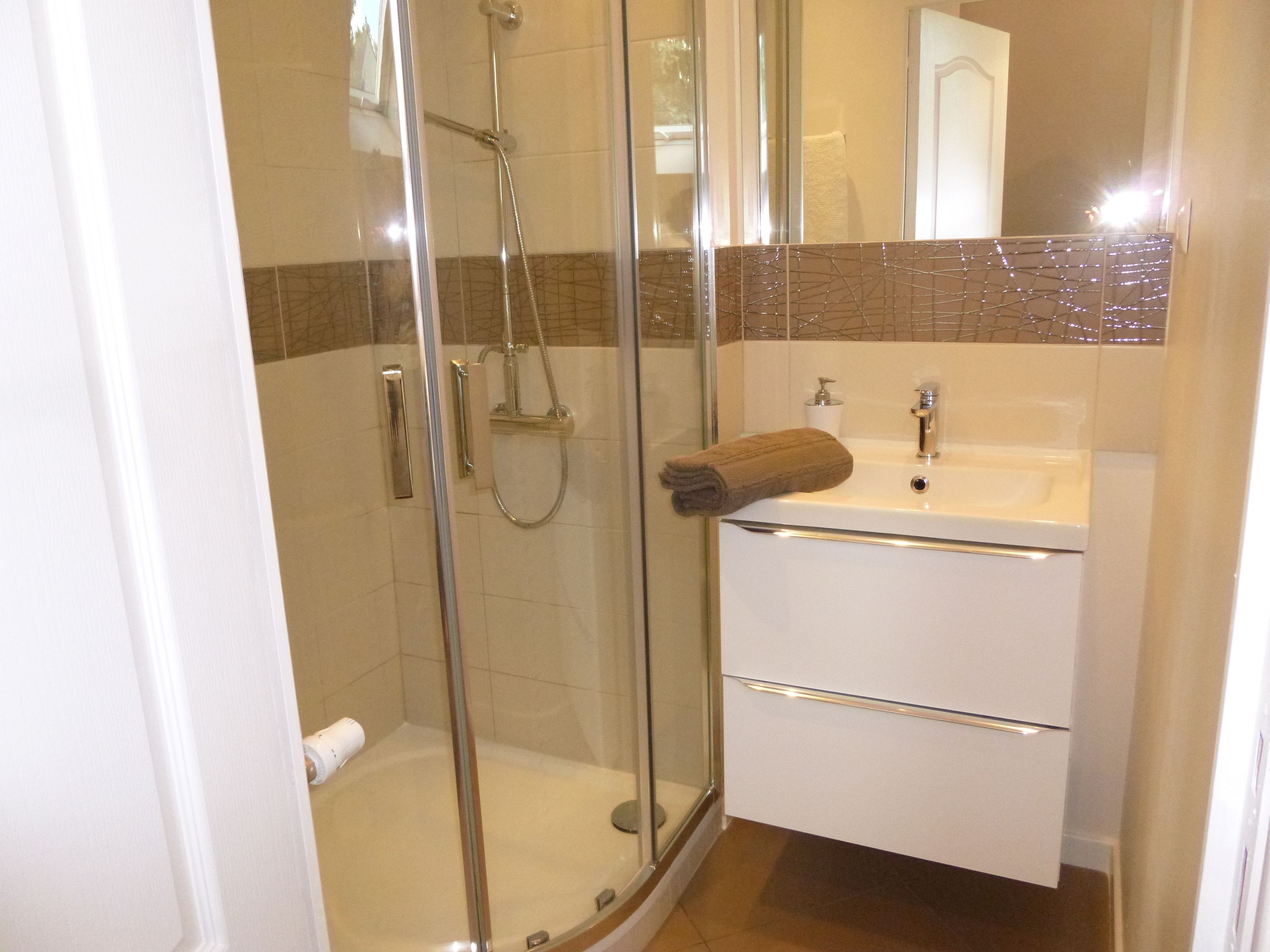 Double Room, Ensuite | Bathroom | Shower, free toiletries, hair dryer, towels