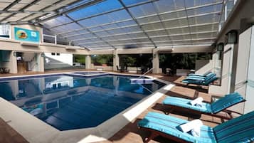 2 piscinas internas, funciona das 9h às 22h, espreguiçadeiras