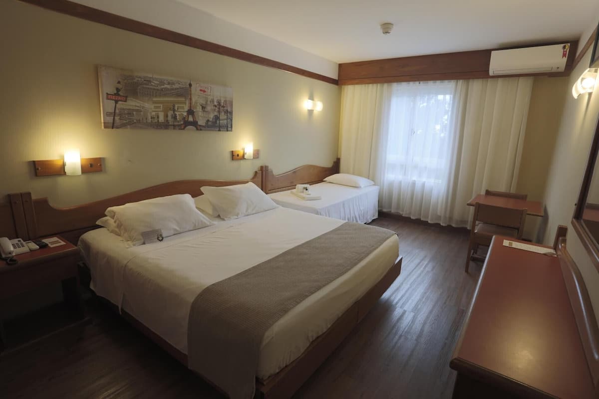 1 camera, minibar, una cassaforte in camera, una scrivania
