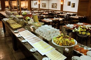 Free daily buffet breakfast - Tri Hotel Canela (Canela)
