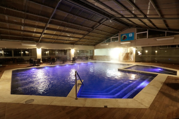 2 indoor pools, open 9:00 AM to 10:00 PM, sun loungers - Tri Hotel Canela (Canela)