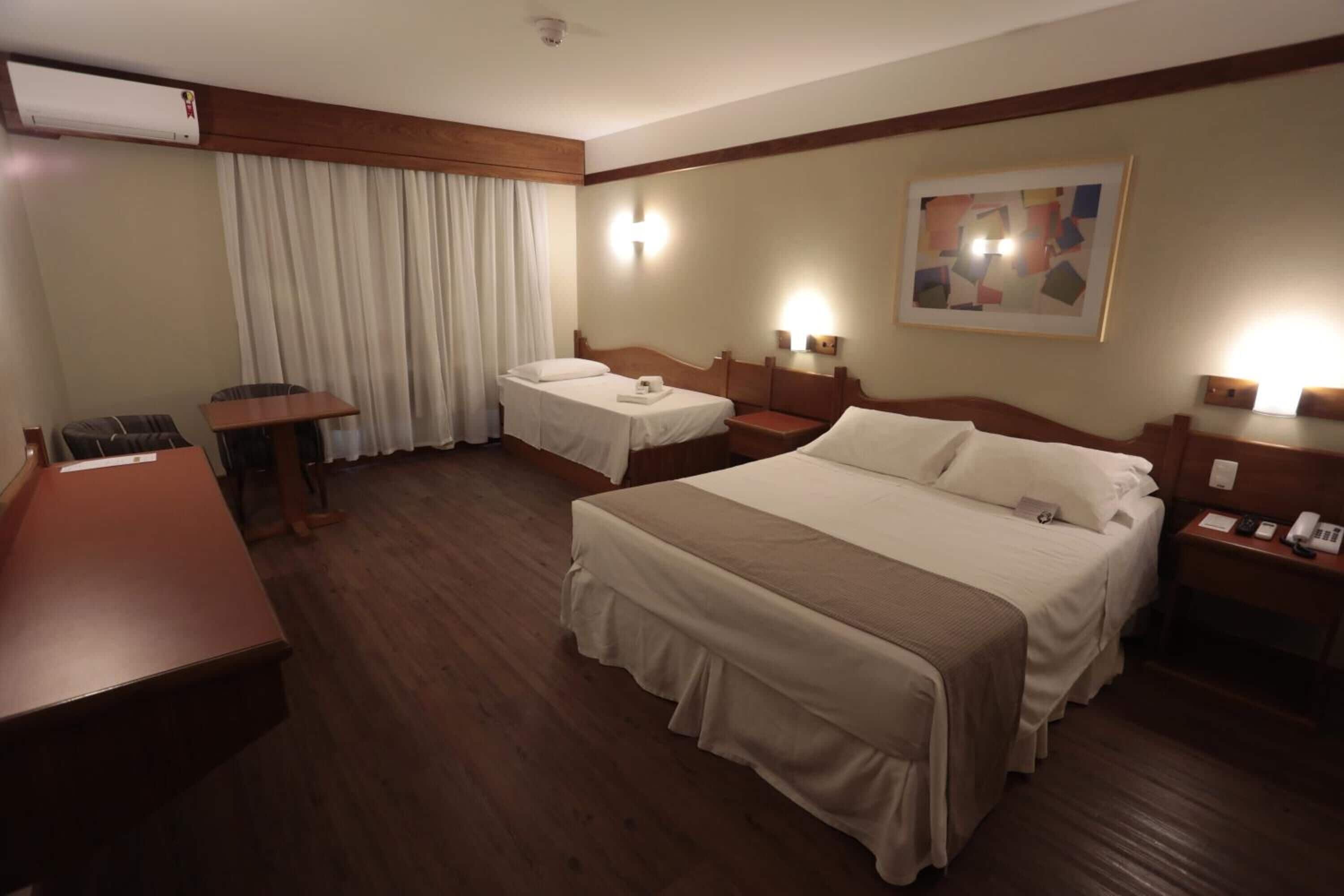 Bar mini, peti besi dalam bilik, meja, ruang kerja komputer riba 