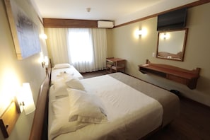 Minibar, coffres-forts dans les chambres, bureau