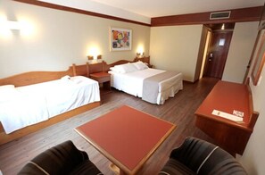 Minibar, coffres-forts dans les chambres, bureau