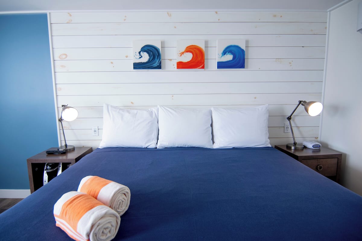 King Room/Seaside Point | 1 bedroom, in-room safe, blackout drapes, iron/ironing board