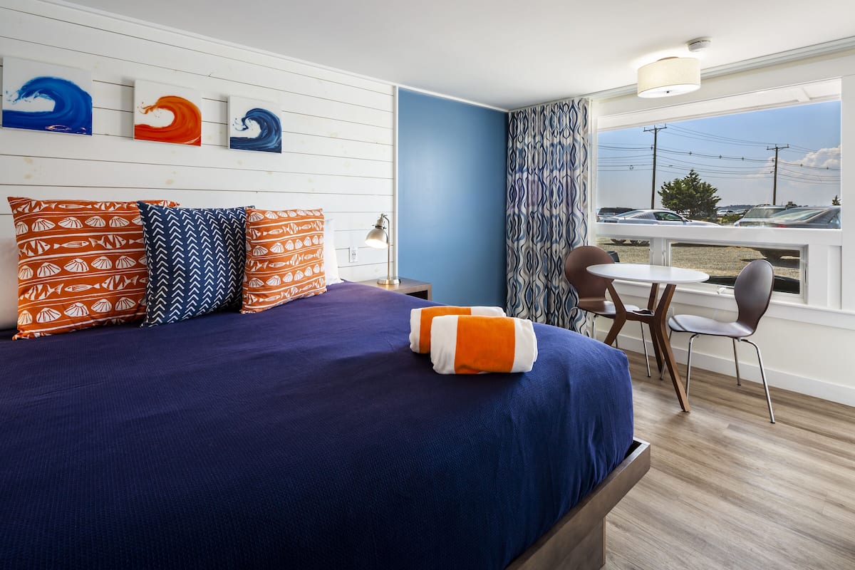 Standard King Room | 1 bedroom, in-room safe, blackout drapes, iron/ironing board