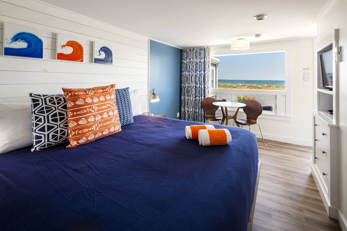 King View Room | In-room safe, blackout curtains, iron/ironing board (on request)