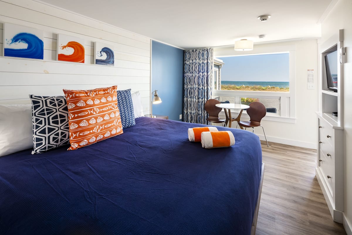 King View Room | 1 bedroom, in-room safe, blackout drapes, iron/ironing board