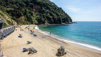 Una spiaggia nelle vicinanze