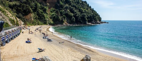 Una spiaggia nelle vicinanze