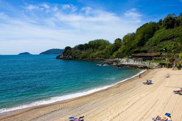 Una playa cerca