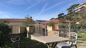 Apartament, 1 dormitori, zona enjardinada | 1 dormitori, caixa forta a l'habitació, wifi gratuïta i roba de llit