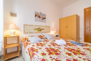 3 habitaciones, tabla de planchar con plancha, cunas y wifi 