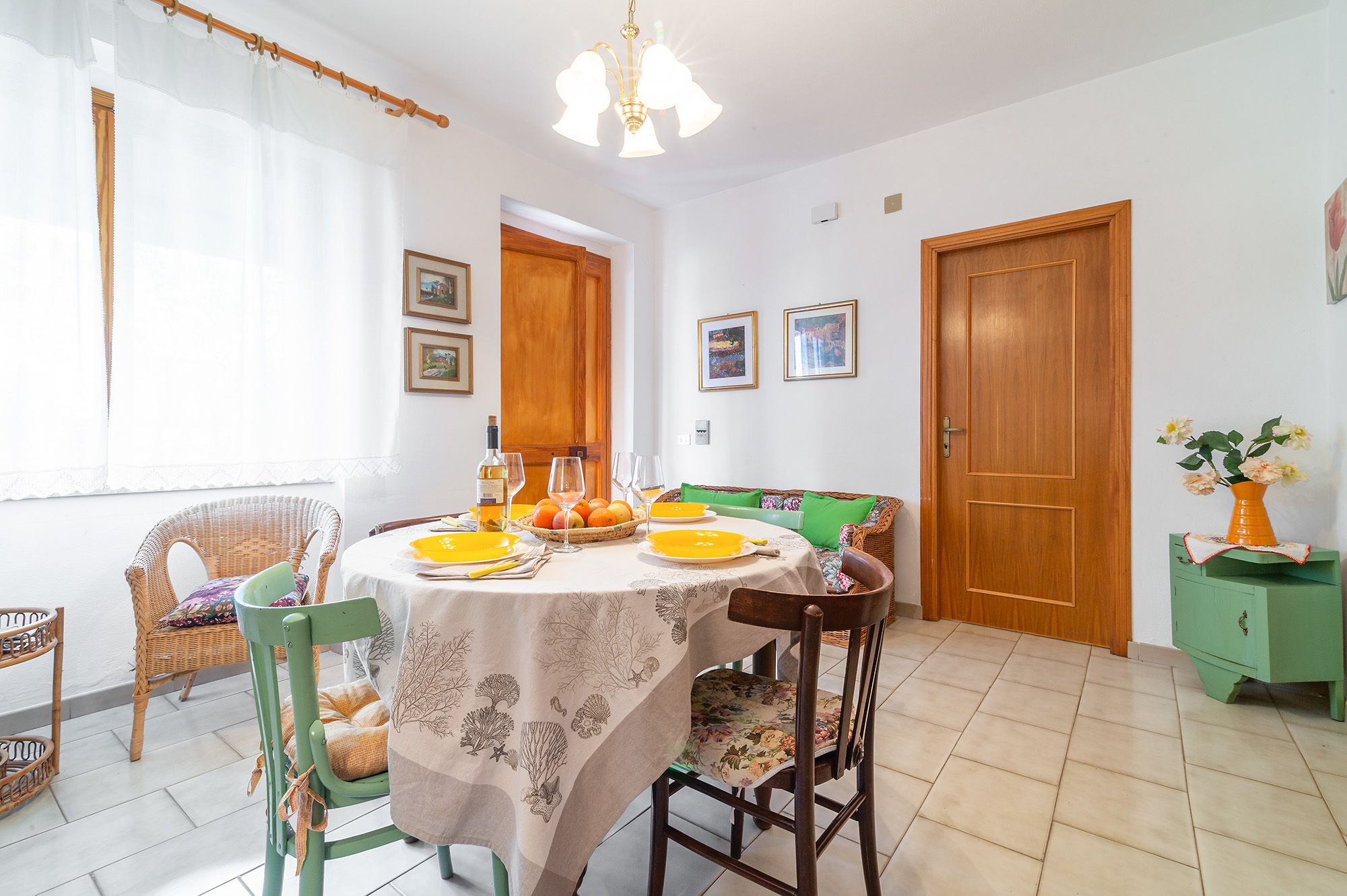 Apartamento, 3 quartos | Opções para refeição no quarto