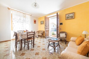 In-room dining - Casa Collodi (Dorgali)