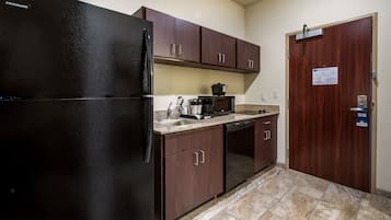 Kühlschrank, Mikrowelle, Wasserkocher mit Kaffee-/Teezubehör