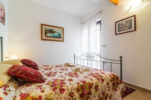 2 habitaciones, tabla de planchar con plancha, cunas y wifi 
