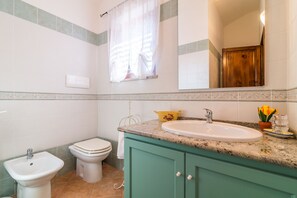 Apartment, 2 Bedrooms | Bathroom | Shower, hair dryer, bidet - Casa Mandarino (Dorgali)