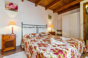 2 bedrooms, iron/ironing board, cots/infant beds - Casa Mandarino (Dorgali)