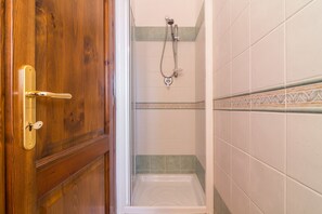 Apartment, 2 Bedrooms | Bathroom | Shower, hair dryer, bidet - Casa Mandarino (Dorgali)